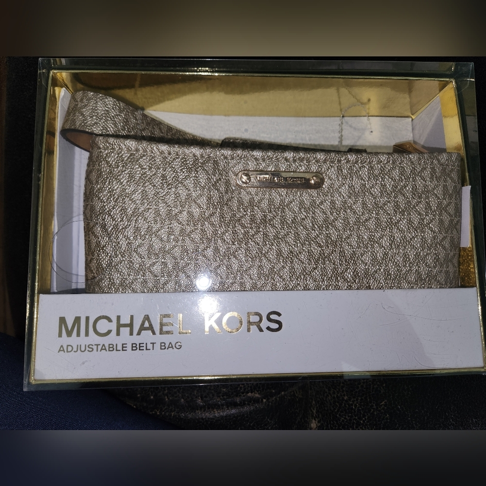 BRAND NEW**** MICHAEL KORS. Adjustable Belt Bag
